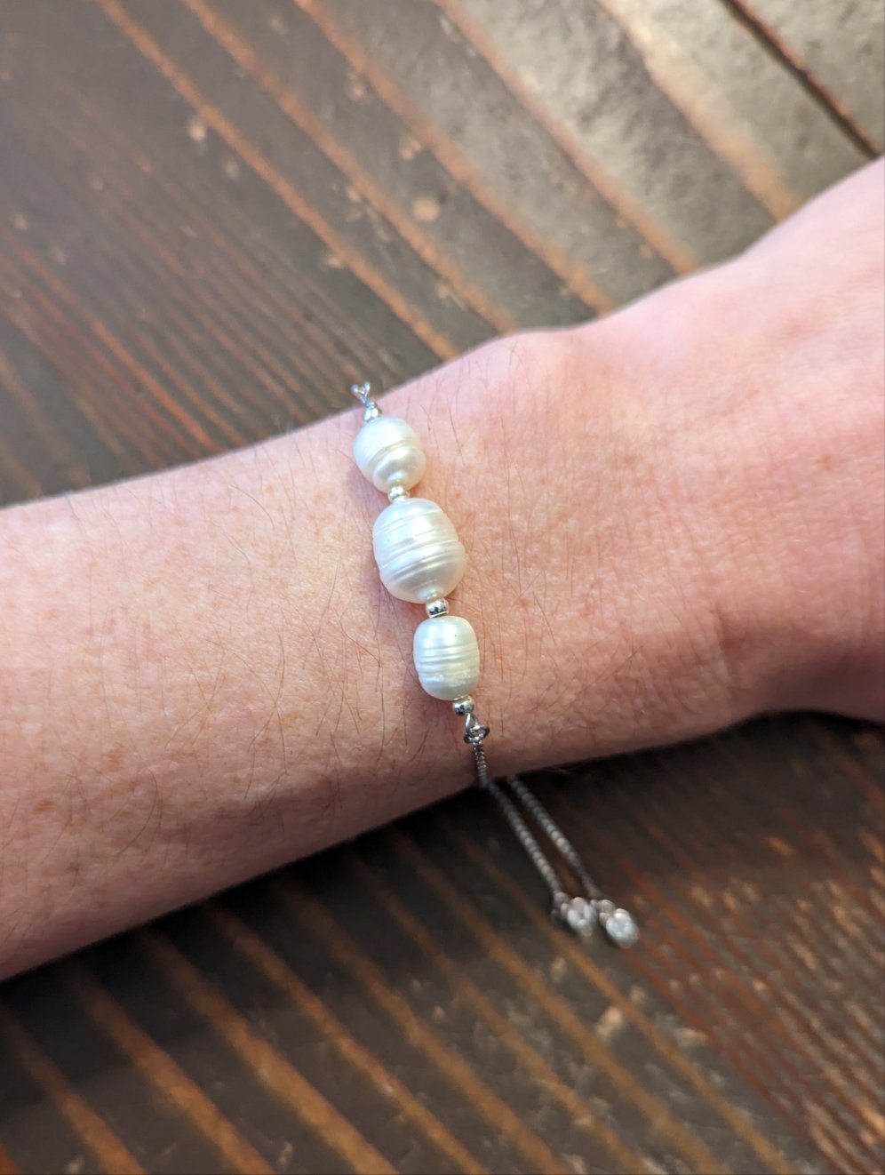 Pulsera deslizante ajustable de perlas de agua dulce (plata y oro)
