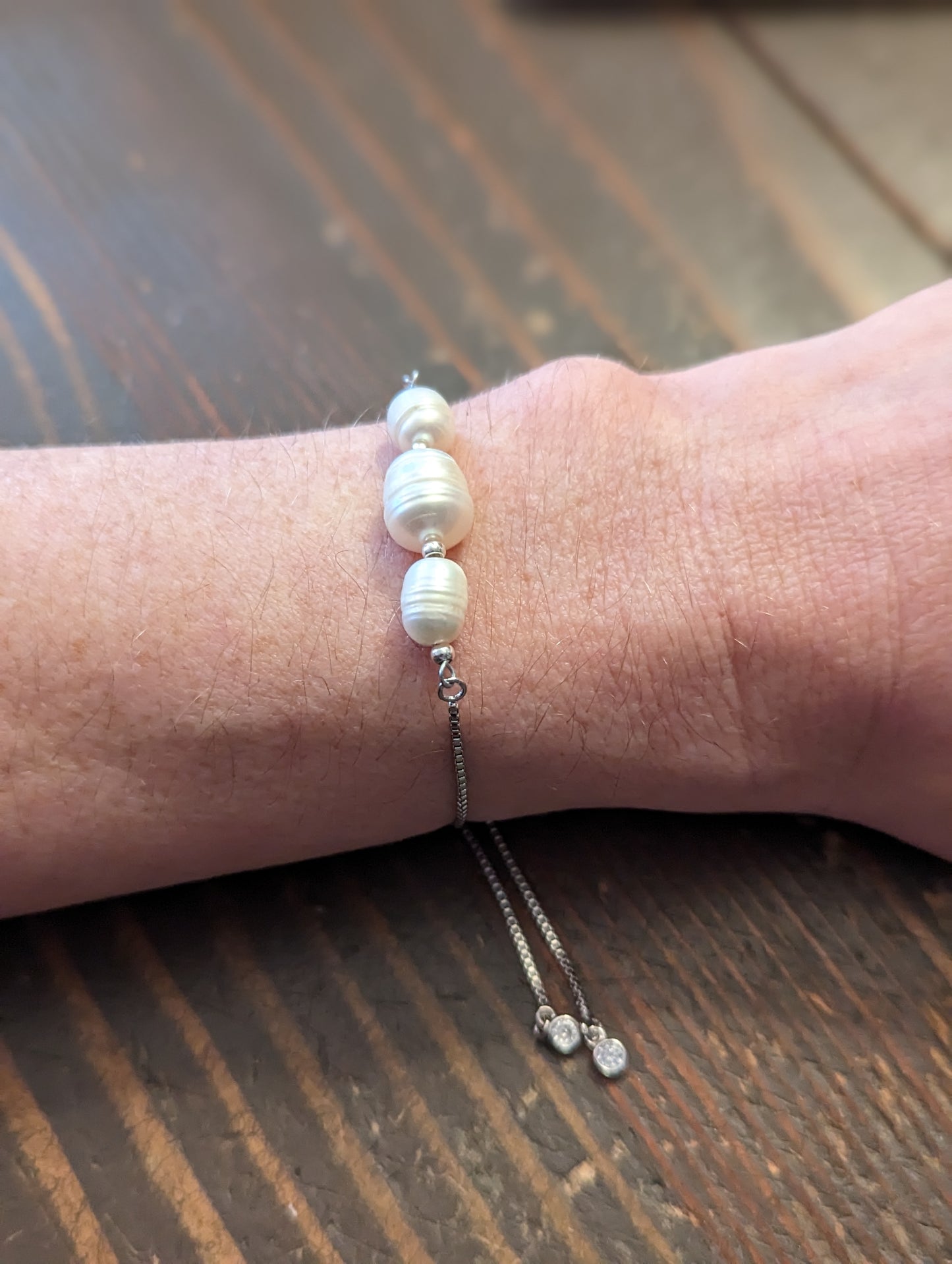 Pulsera deslizante ajustable de perlas de agua dulce (plata y oro)