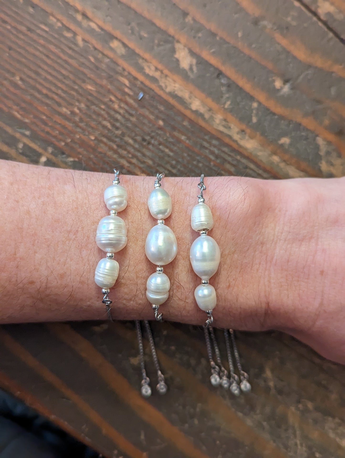Pulsera deslizante ajustable de perlas de agua dulce (plata y oro)