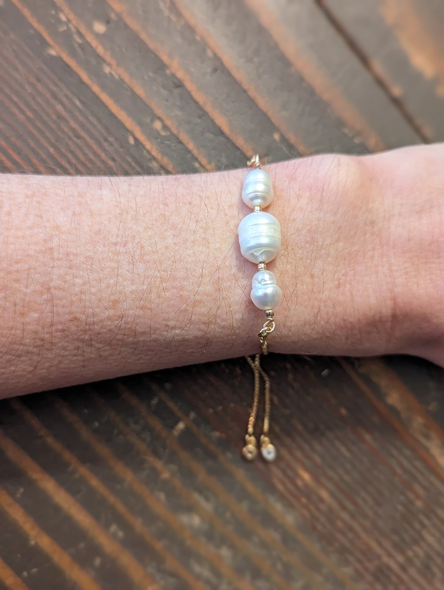Pulsera deslizante ajustable de perlas de agua dulce (plata y oro)