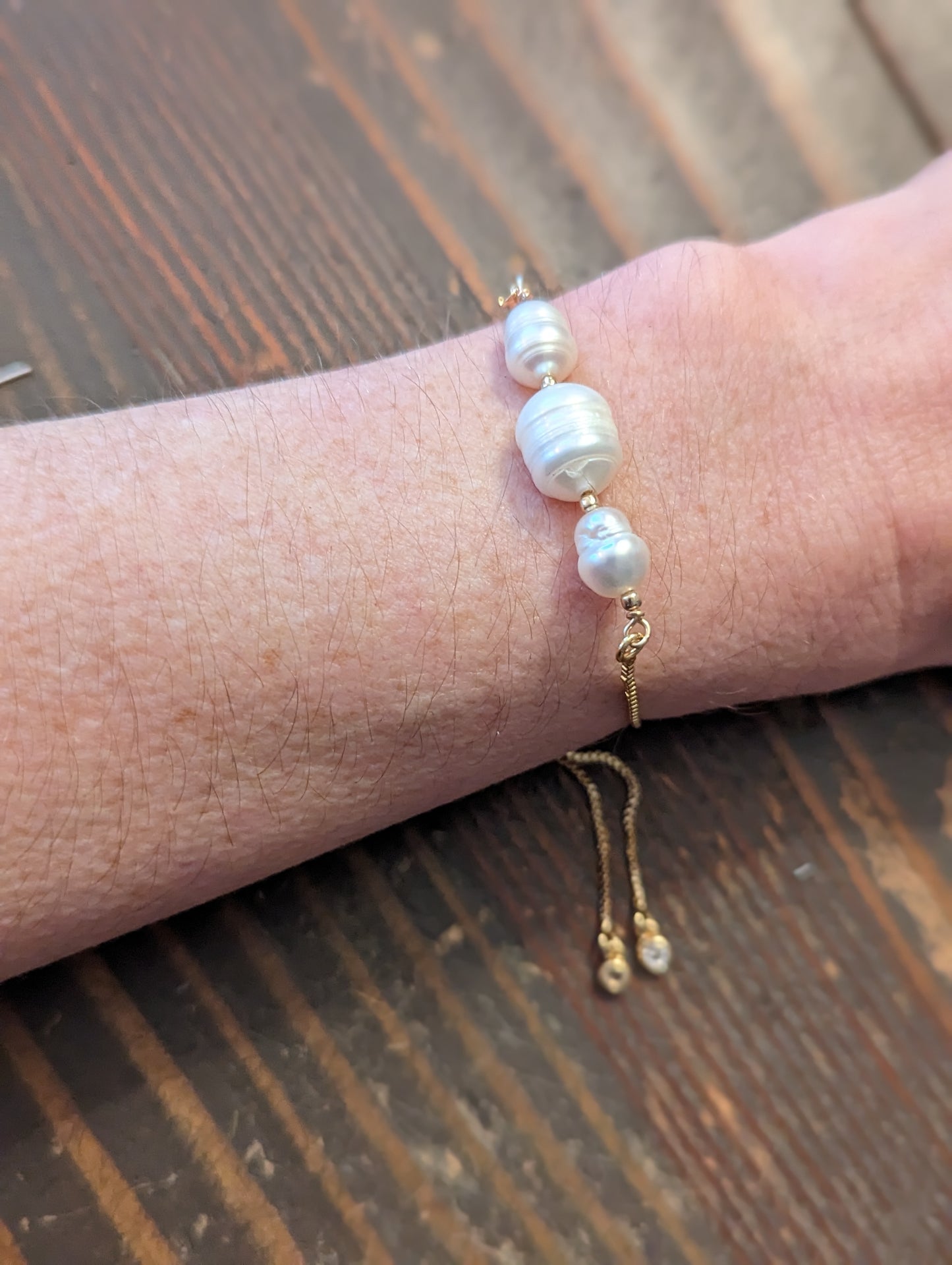 Pulsera deslizante ajustable de perlas de agua dulce (plata y oro)