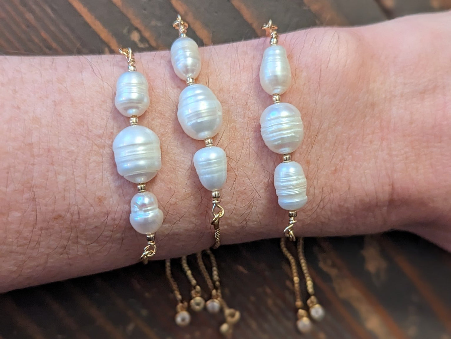 Pulsera deslizante ajustable de perlas de agua dulce (plata y oro)