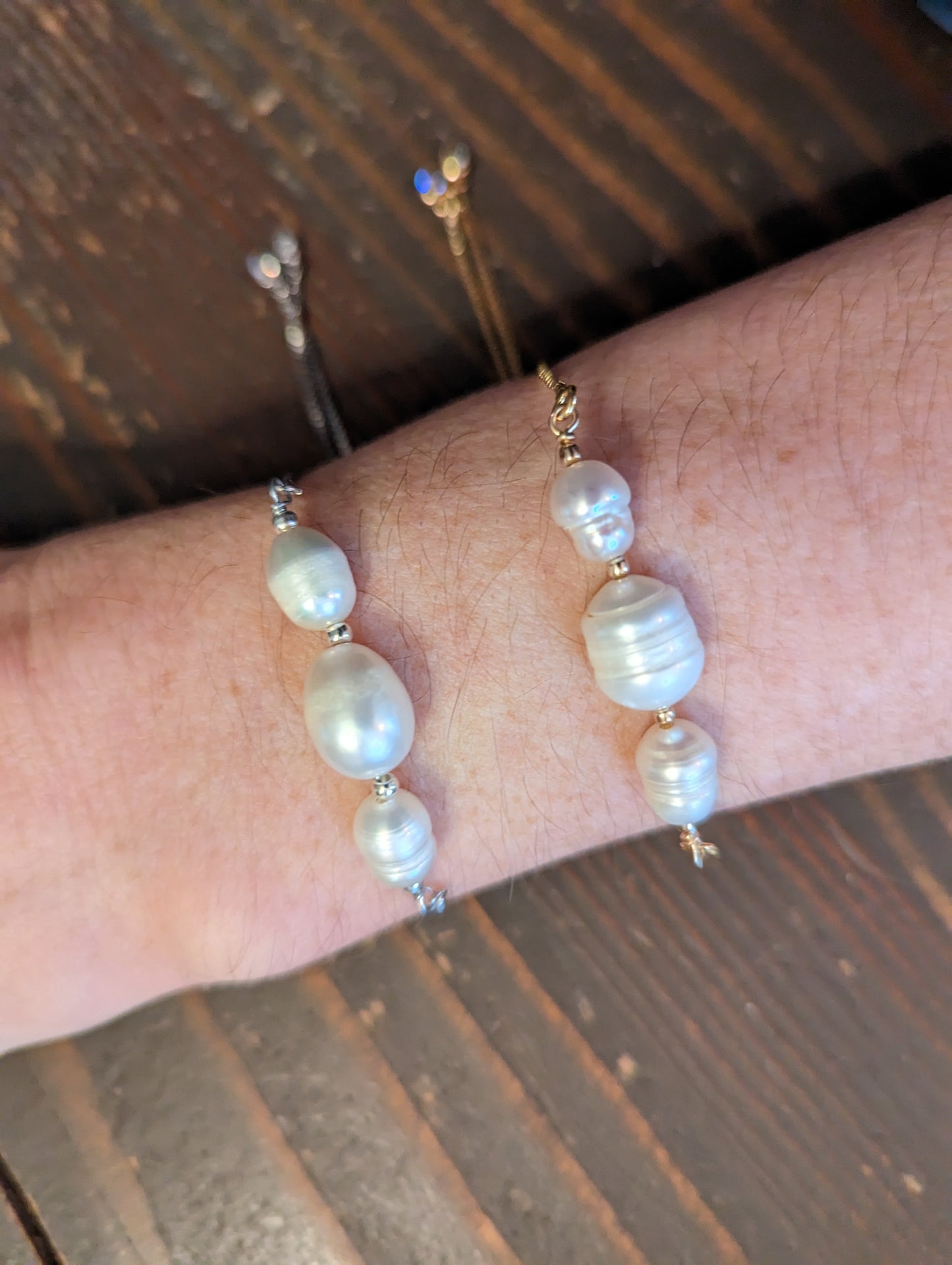 Pulsera deslizante ajustable de perlas de agua dulce (plata y oro)