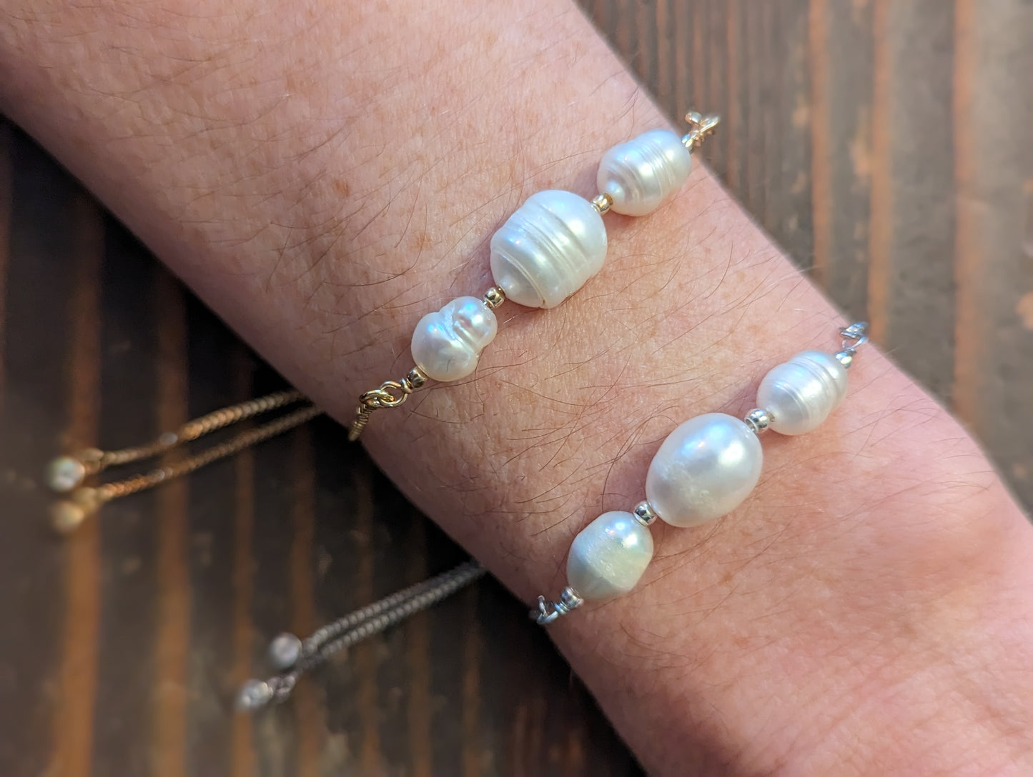 Pulsera deslizante ajustable de perlas de agua dulce (plata y oro)