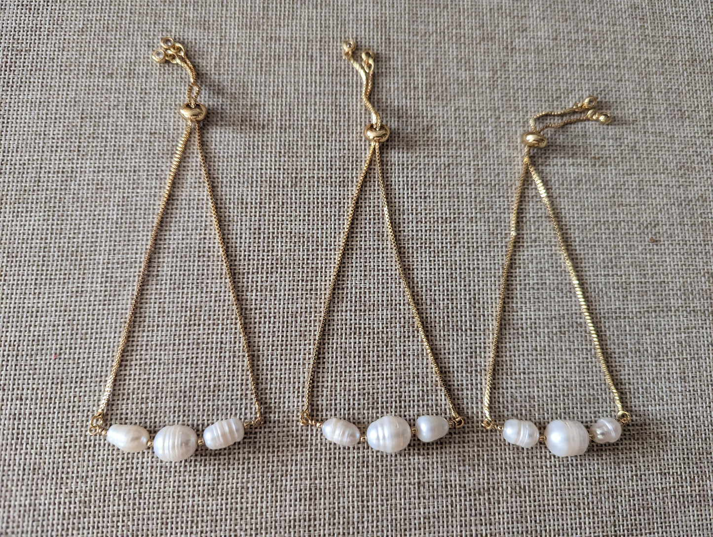 Pulsera deslizante ajustable de perlas de agua dulce (plata y oro)