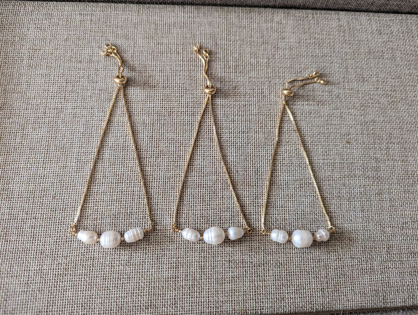 Pulsera deslizante ajustable de perlas de agua dulce (plata y oro)