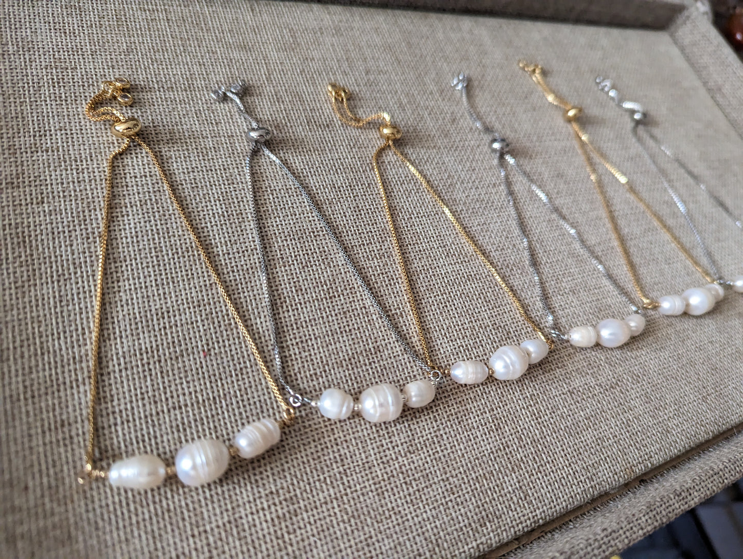Pulsera deslizante ajustable de perlas de agua dulce (plata y oro)