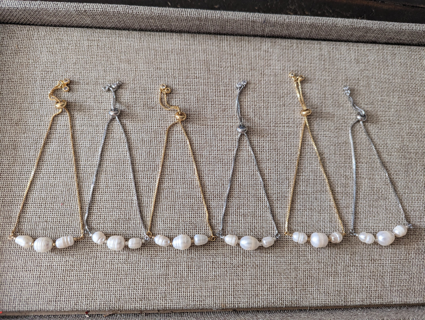 Pulsera deslizante ajustable de perlas de agua dulce (plata y oro)