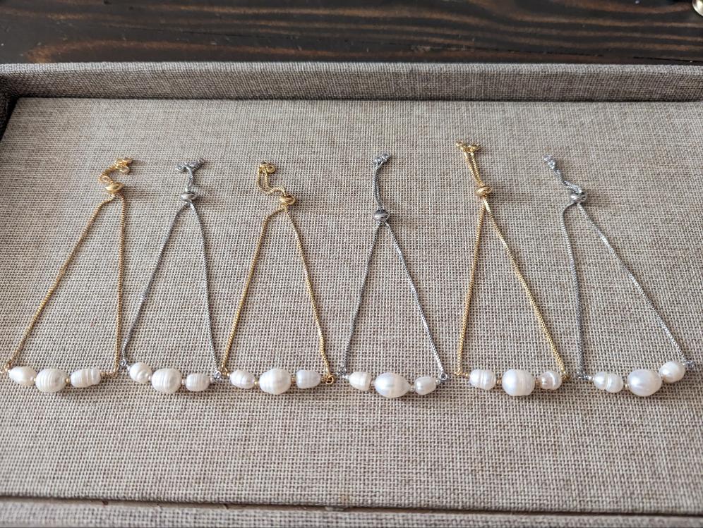 Pulsera deslizante ajustable de perlas de agua dulce (plata y oro)