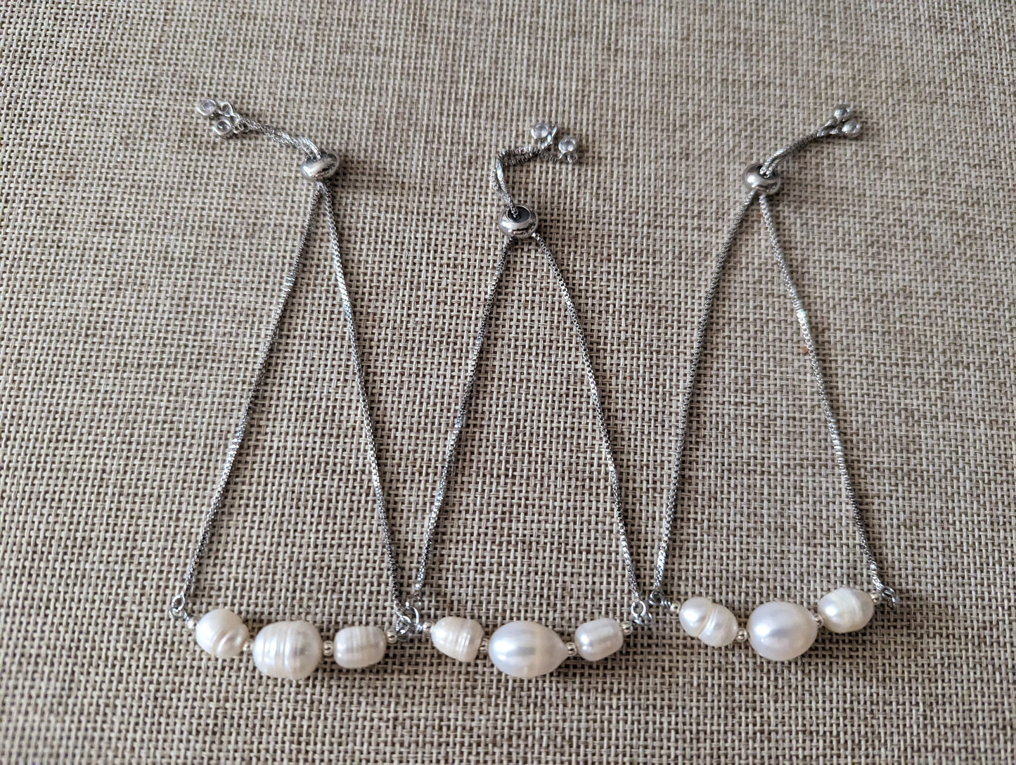 Pulsera deslizante ajustable de perlas de agua dulce (plata y oro)