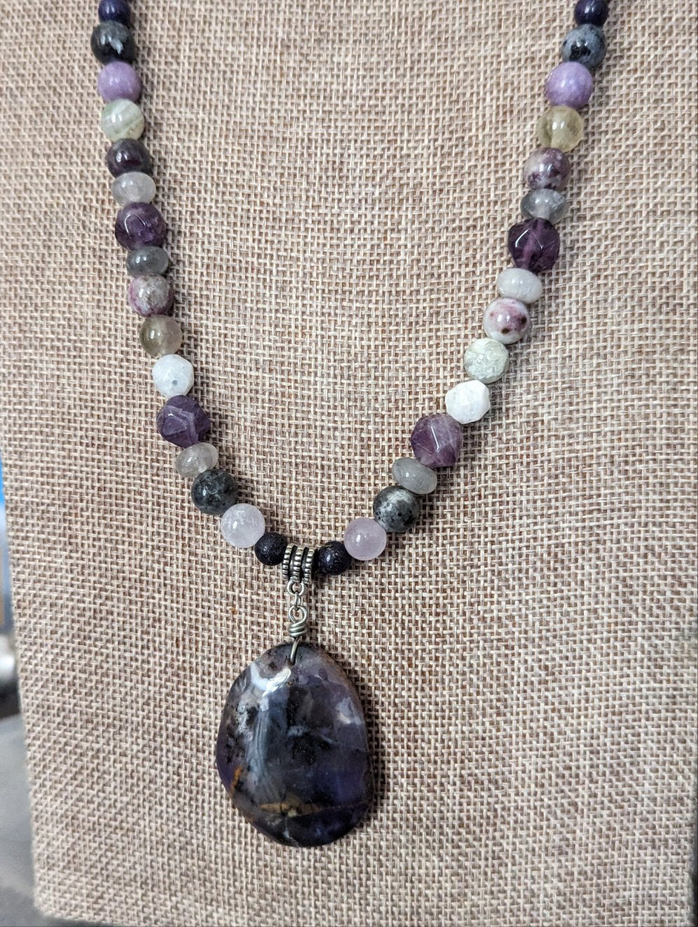 Collar llamativo de amatista