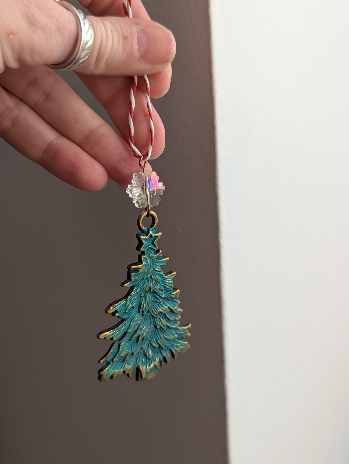 Adorno navideño de latón patinado para árbol de Navidad