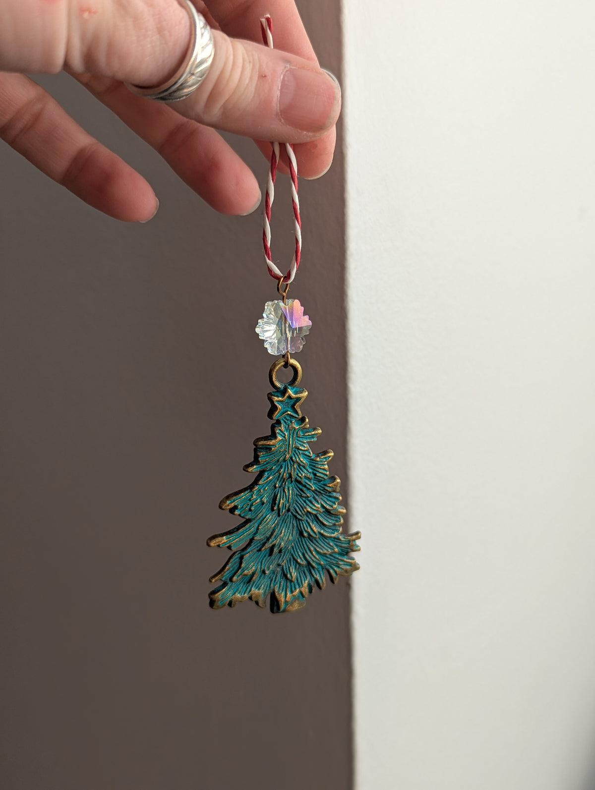 Adorno navideño de latón patinado para árbol de Navidad