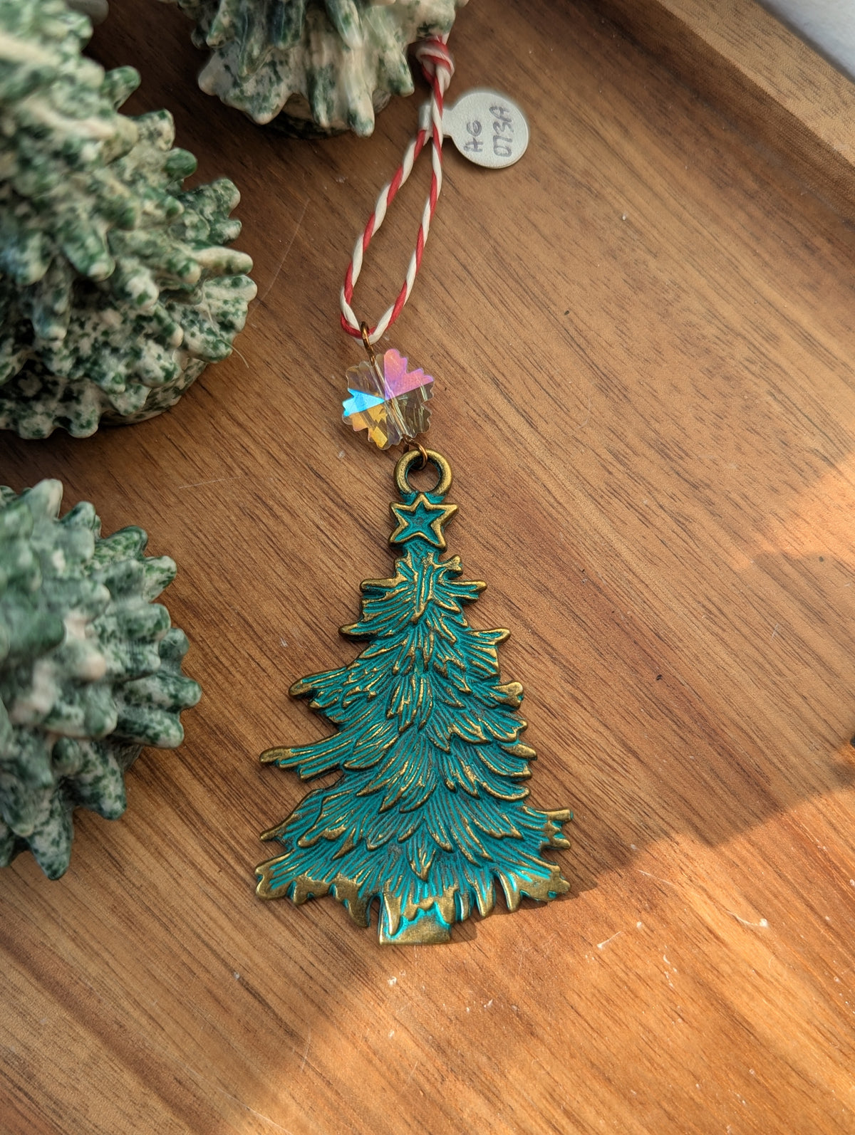 Adorno navideño de latón patinado para árbol de Navidad