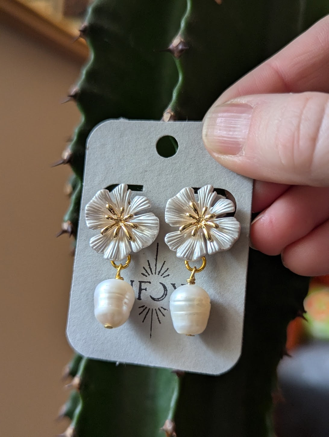 White Flower Stud Earring With Pearl Accent