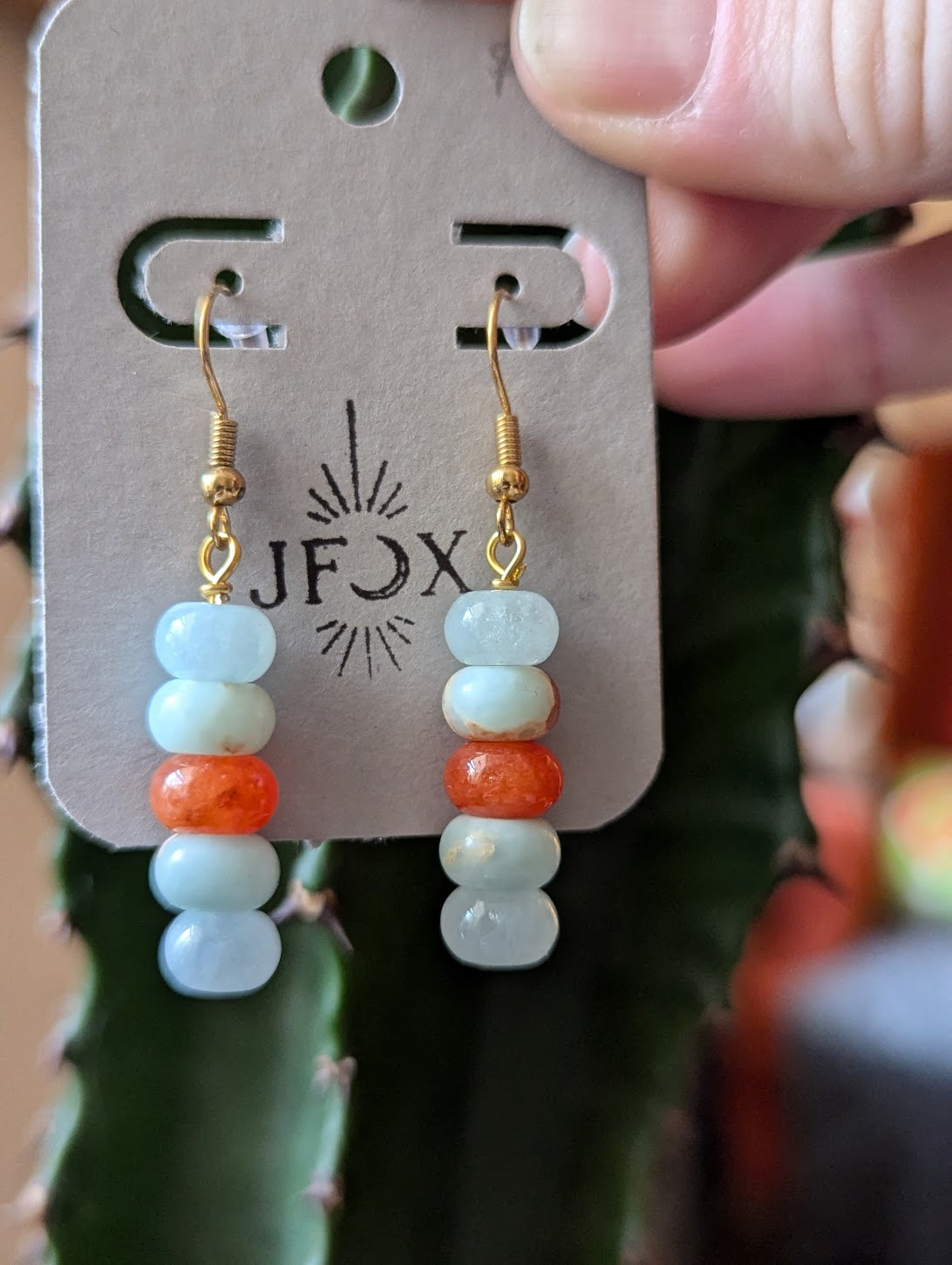 Pendientes colgantes de piedras preciosas azules y rojas