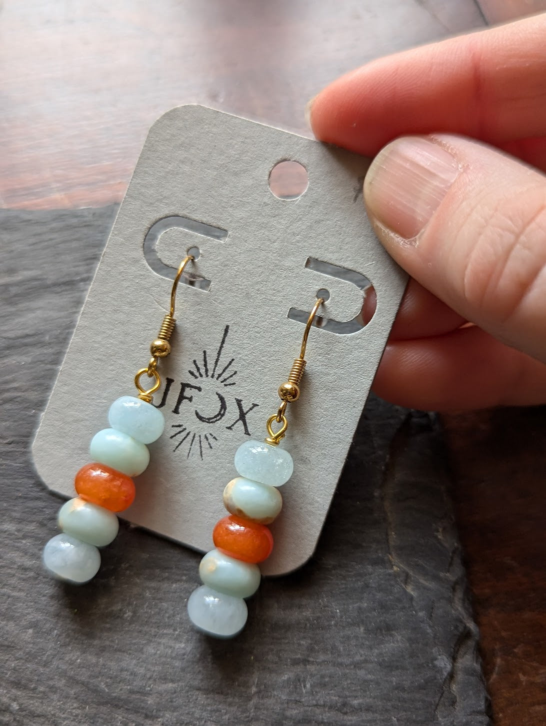 Pendientes colgantes de piedras preciosas azules y rojas