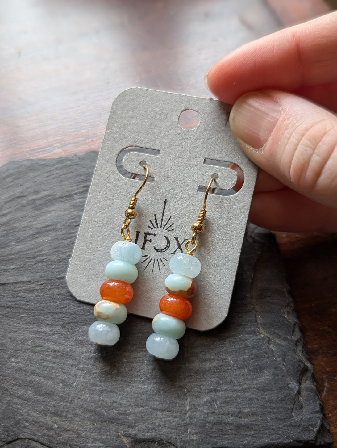 Pendientes colgantes de piedras preciosas azules y rojas
