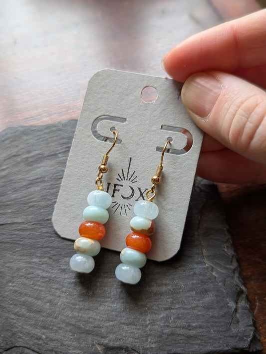 Pendientes colgantes de piedras preciosas azules y rojas