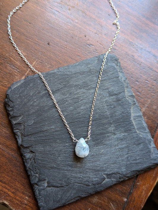 Lágrima de piedra lunar facetada en plata de ley