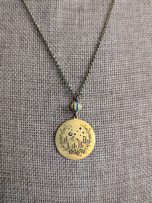 Collar de paisaje montañoso de latón