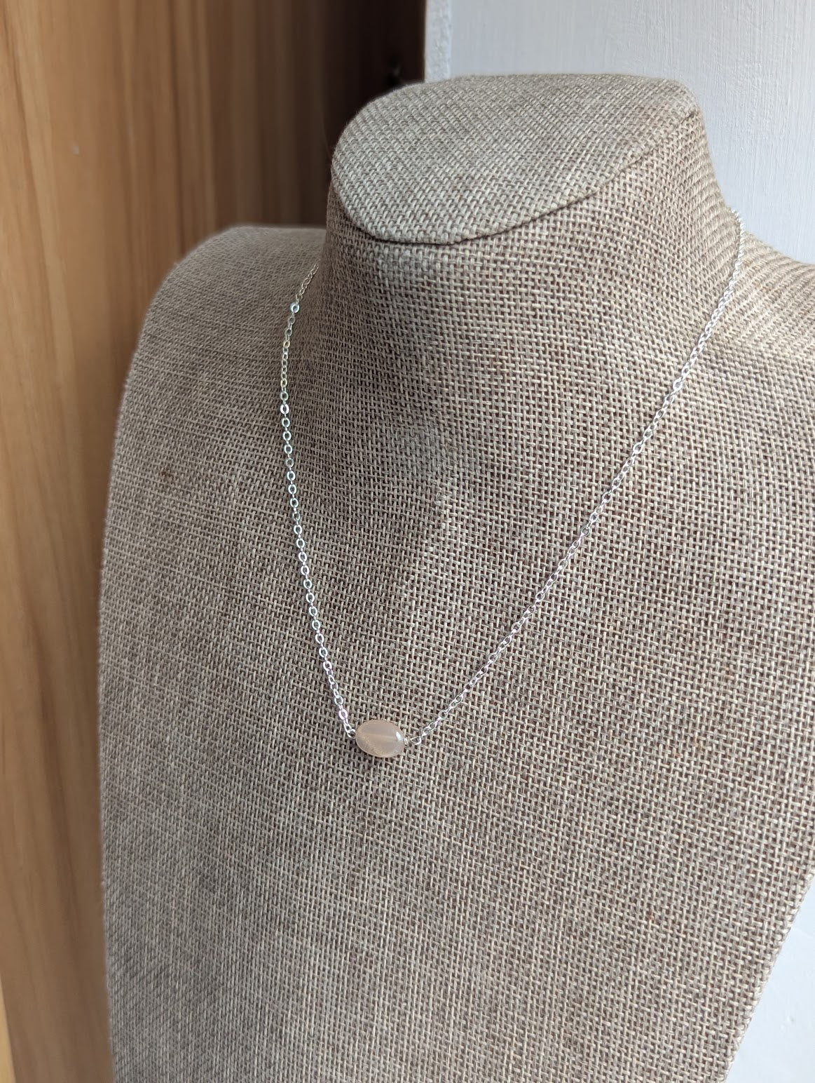 Piedra lunar color melocotón champán en oro de 14 k