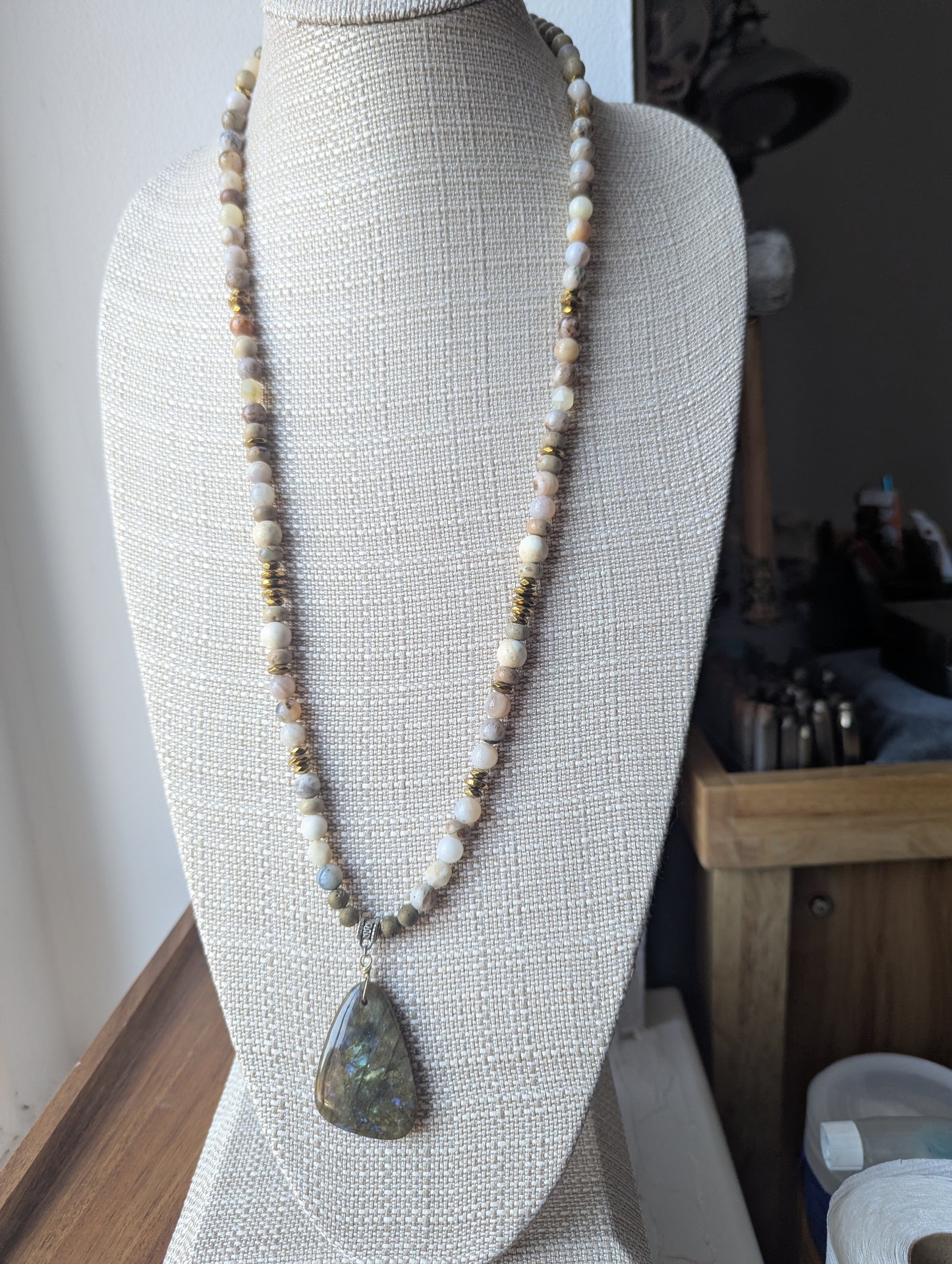 Collar con colgante de luna creciente martillada en plata y jaspe Aqua Terra