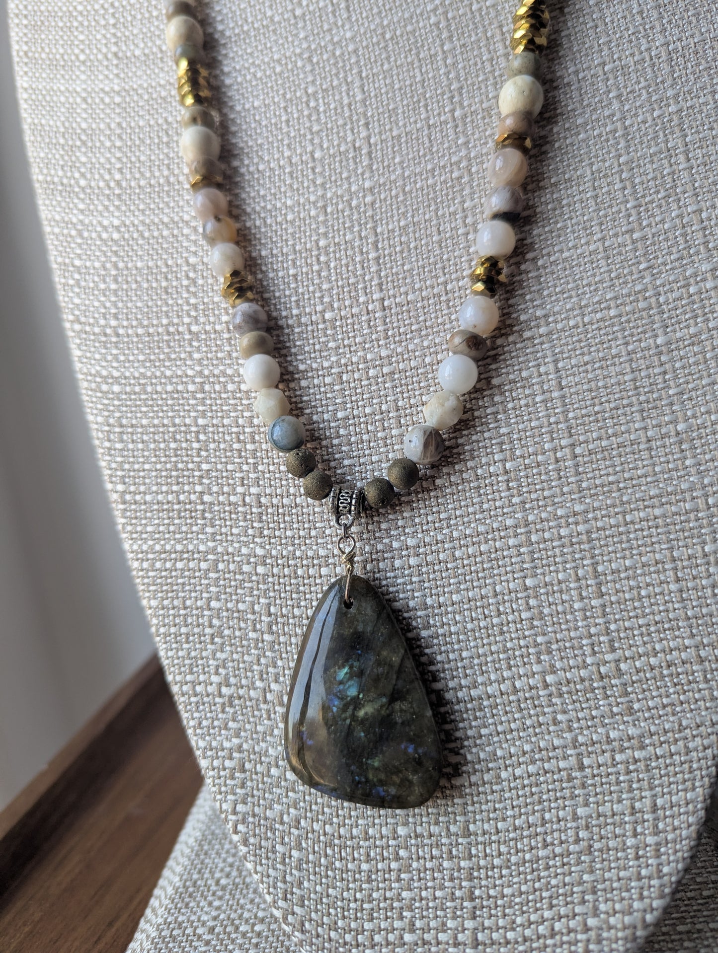 Collar con colgante de luna creciente martillada en plata y jaspe Aqua Terra