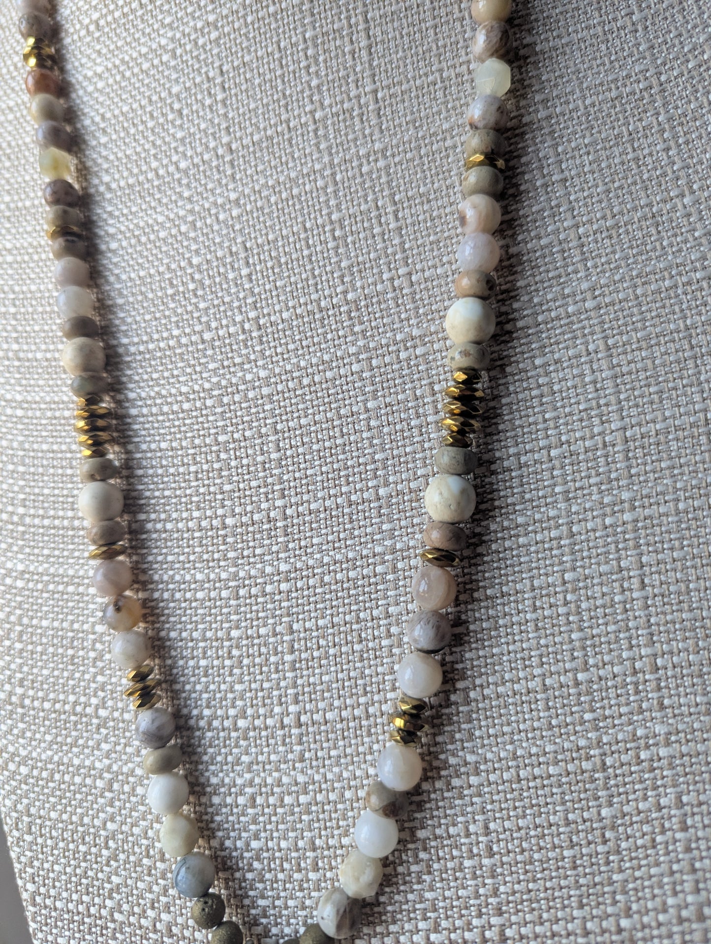 Collar con colgante de luna creciente martillada en plata y jaspe Aqua Terra