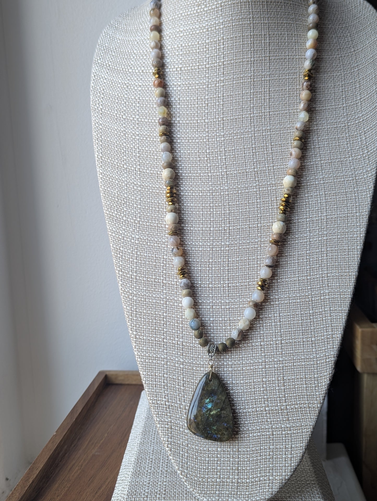 Collar con colgante de luna creciente martillada en plata y jaspe Aqua Terra