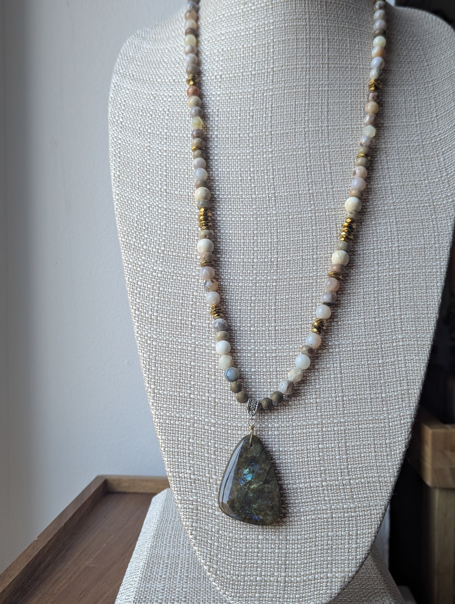 Collar con colgante de luna creciente martillada en plata y jaspe Aqua Terra