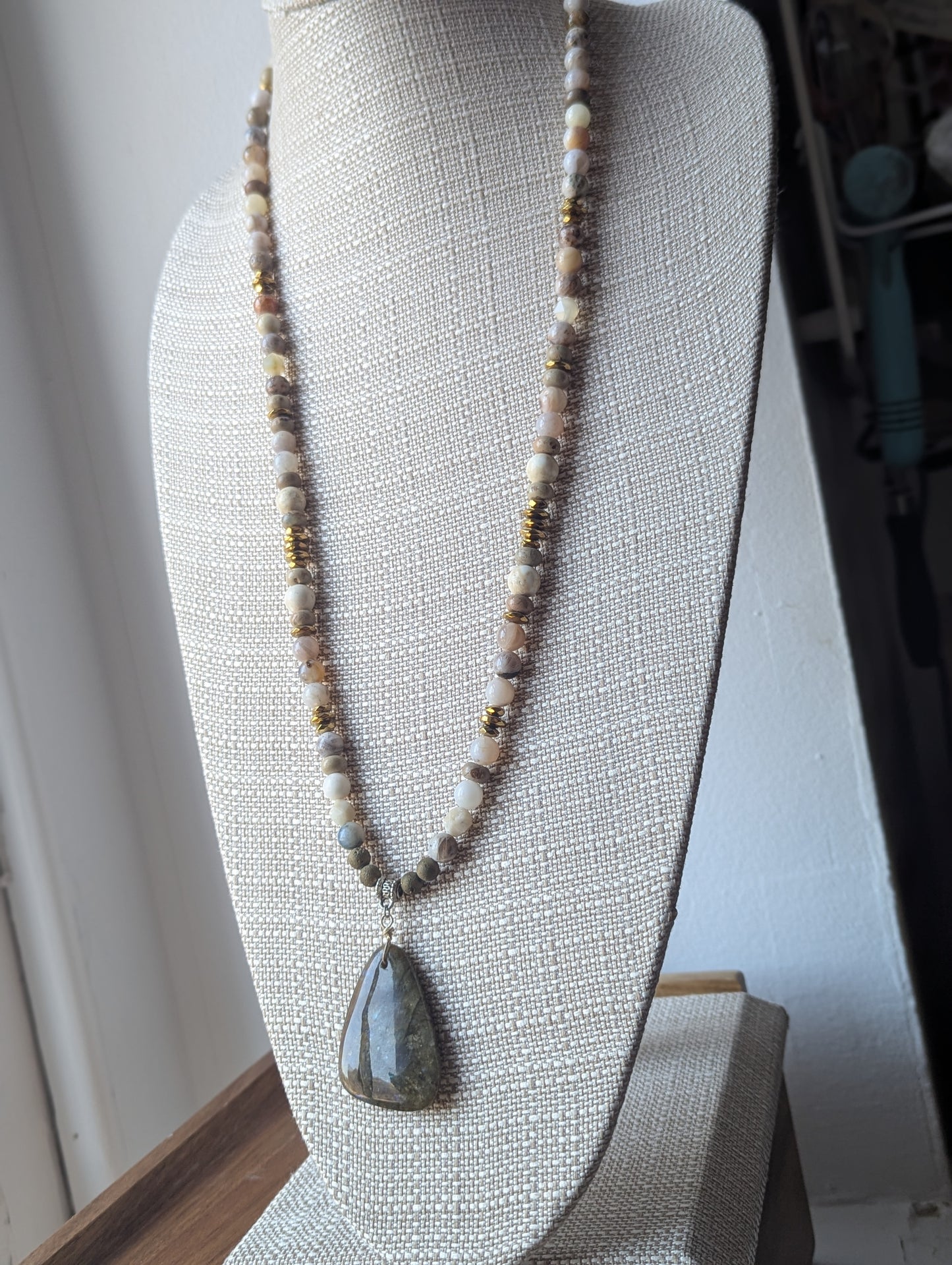 Collar con colgante de luna creciente martillada en plata y jaspe Aqua Terra