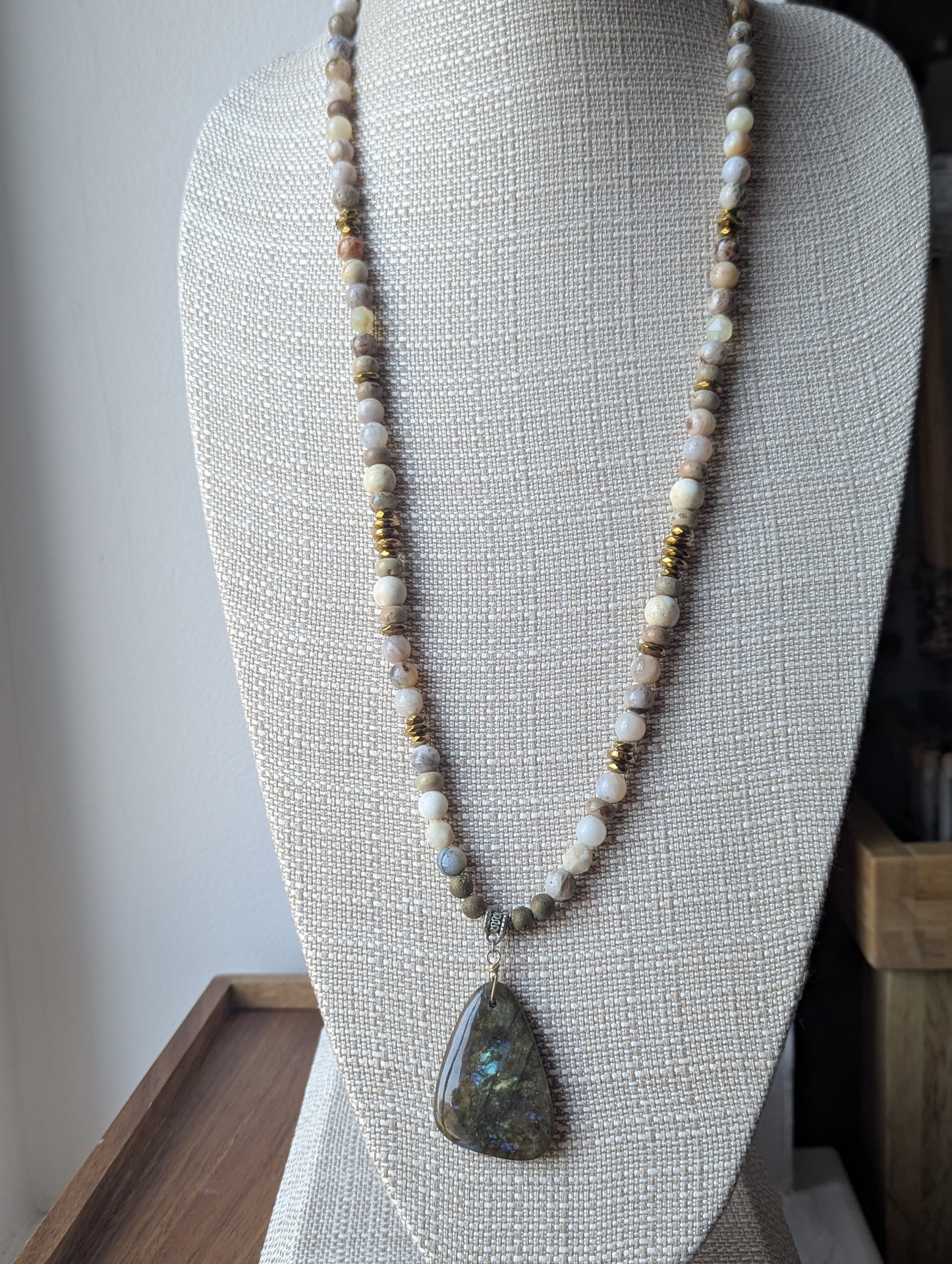 Collar con colgante de luna creciente martillada en plata y jaspe Aqua Terra