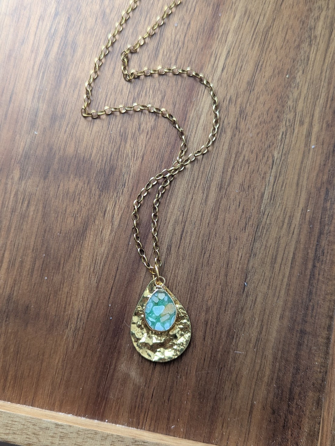 アクセサリー HDR003 Aqua Terra Jasper Mosaic Hammered Brass Tear Drop Necklace – JFOX