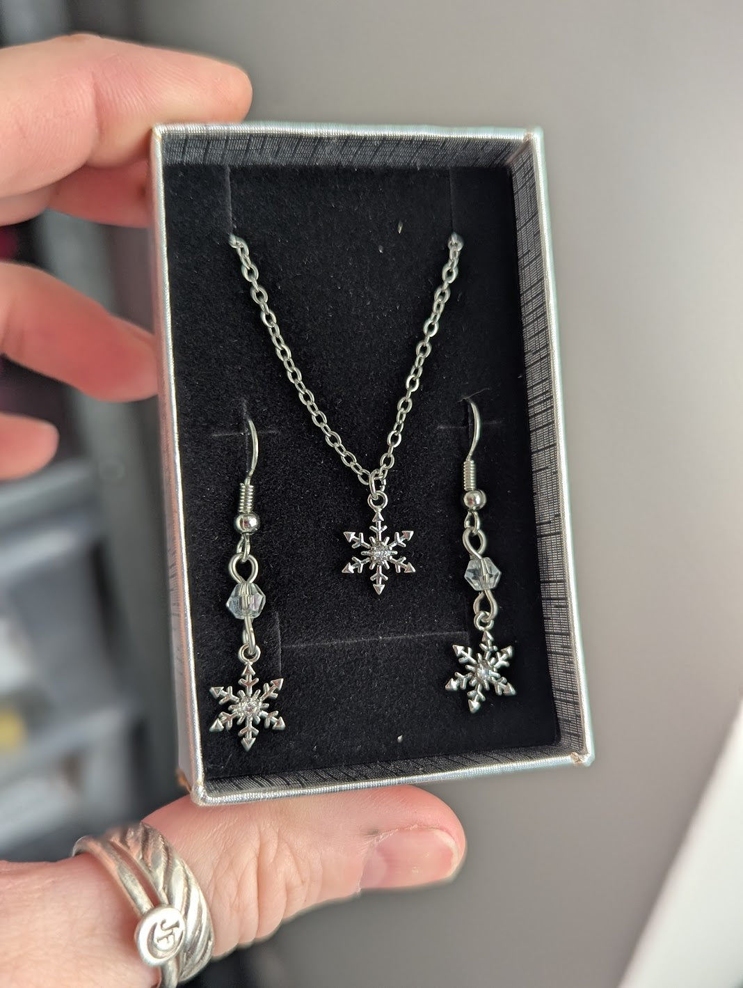 Snowflake Necklace and Earrings Gift Box (Silver or Gold)