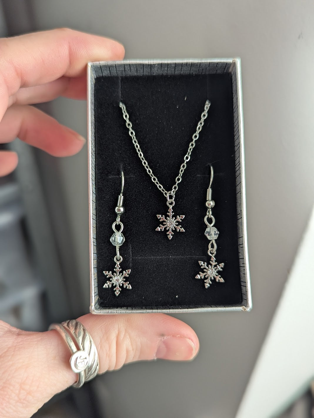 Snowflake Necklace and Earrings Gift Box (Silver or Gold)