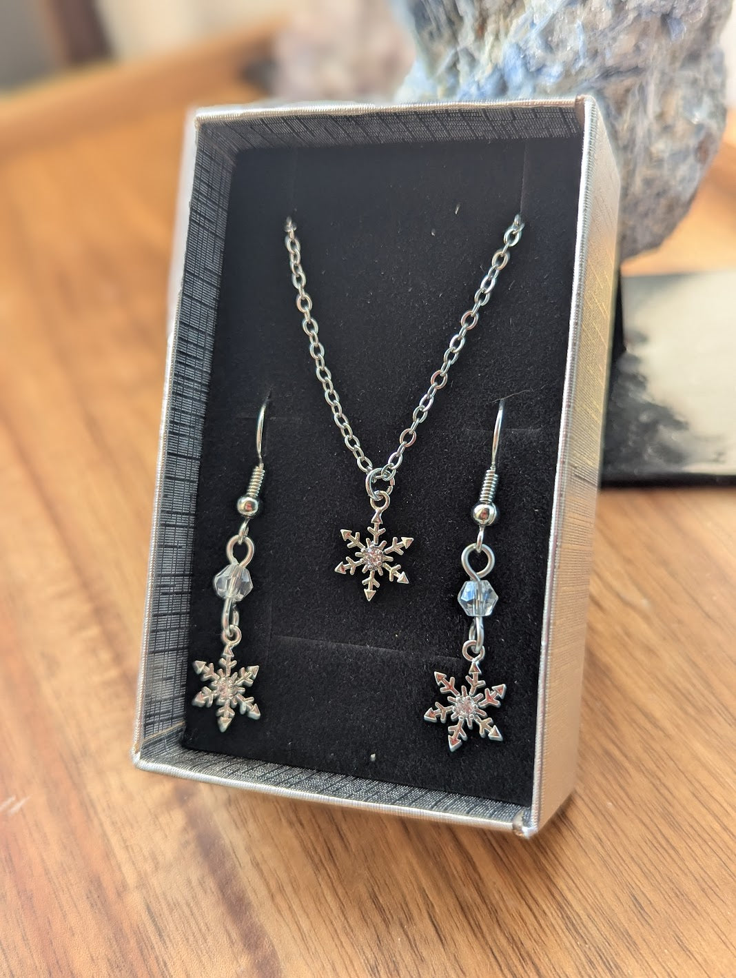 Snowflake Necklace and Earrings Gift Box (Silver or Gold)