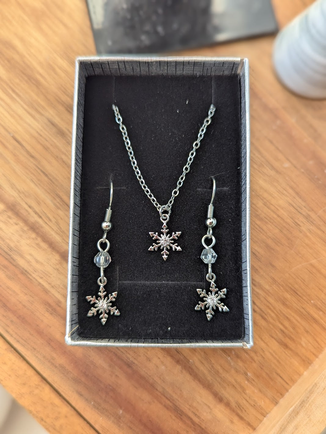 Snowflake Necklace and Earrings Gift Box (Silver or Gold)