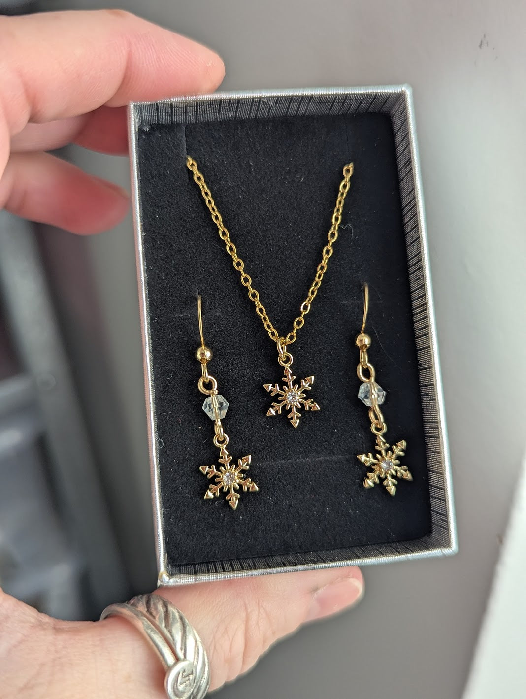 Snowflake Necklace and Earrings Gift Box (Silver or Gold)