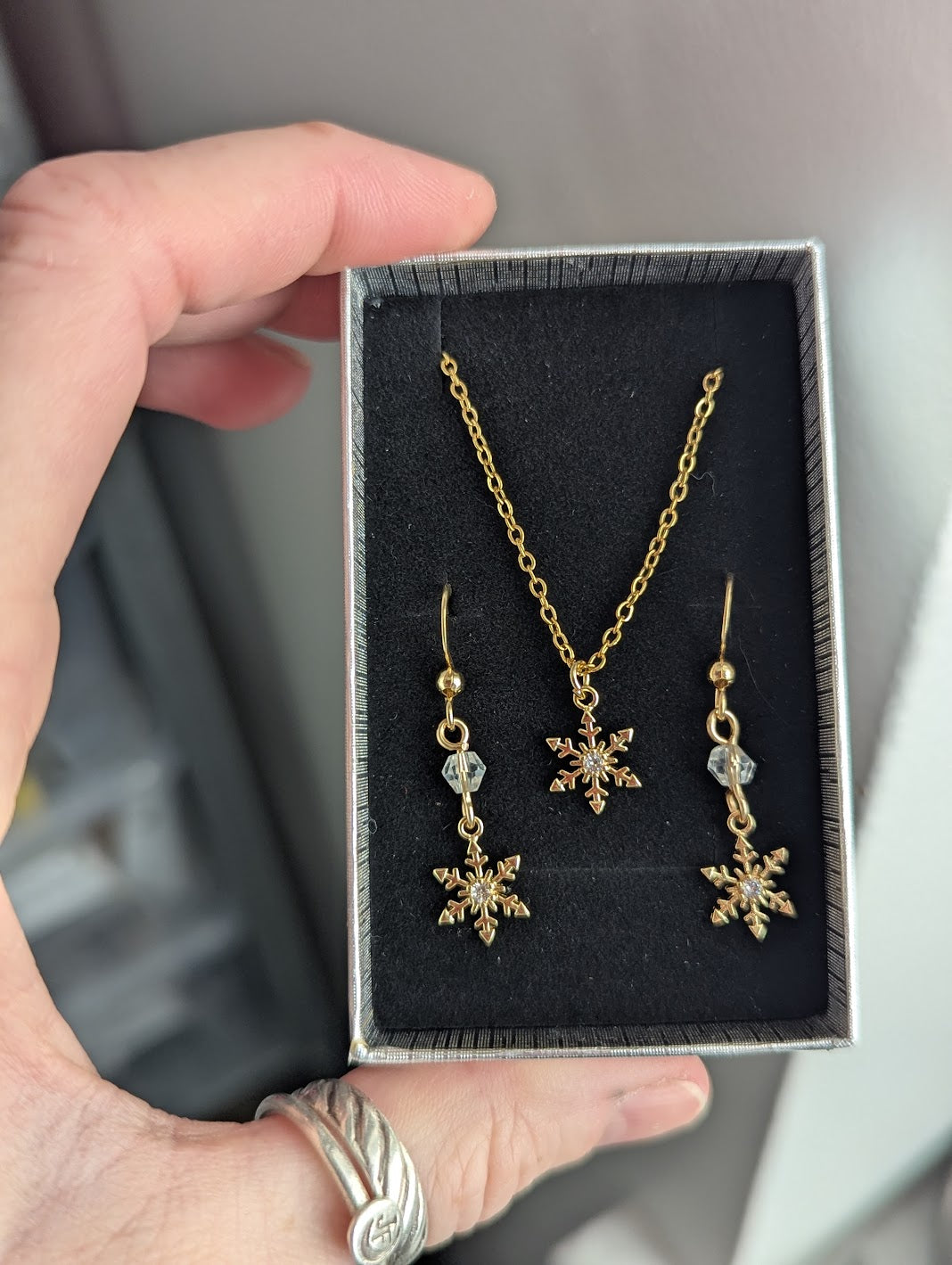 Snowflake Necklace and Earrings Gift Box (Silver or Gold)