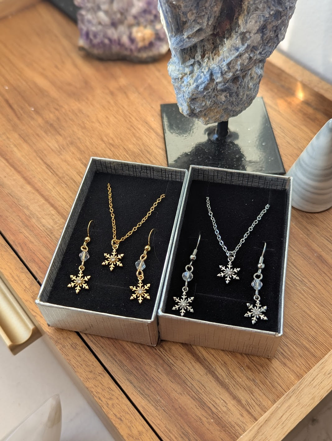 Snowflake Necklace and Earrings Gift Box (Silver or Gold)