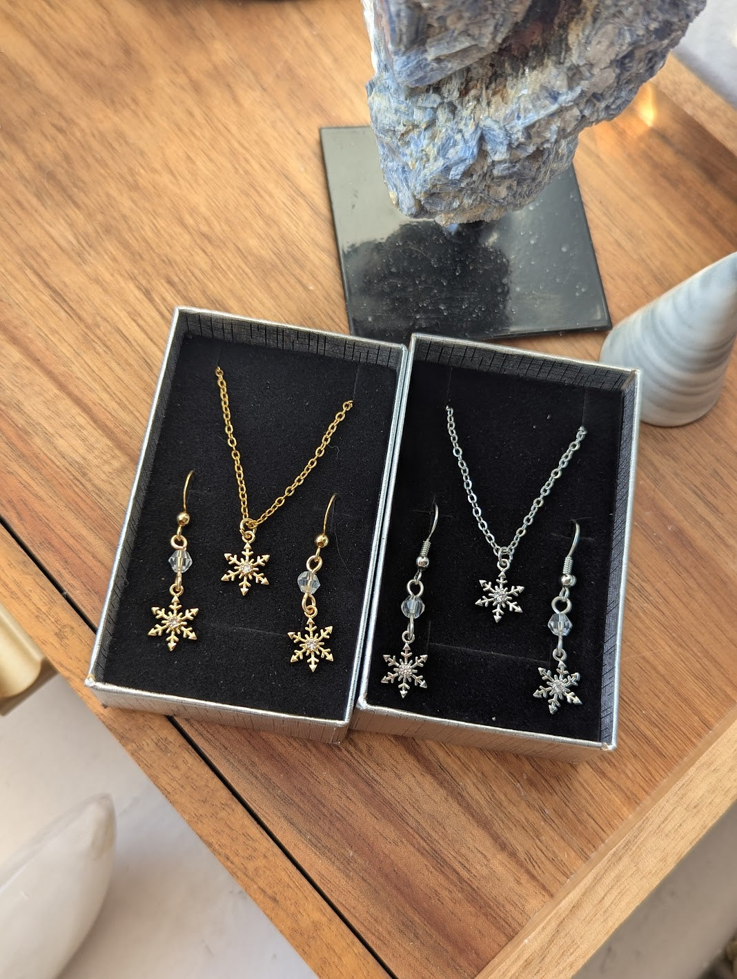 Snowflake Necklace and Earrings Gift Box (Silver or Gold)