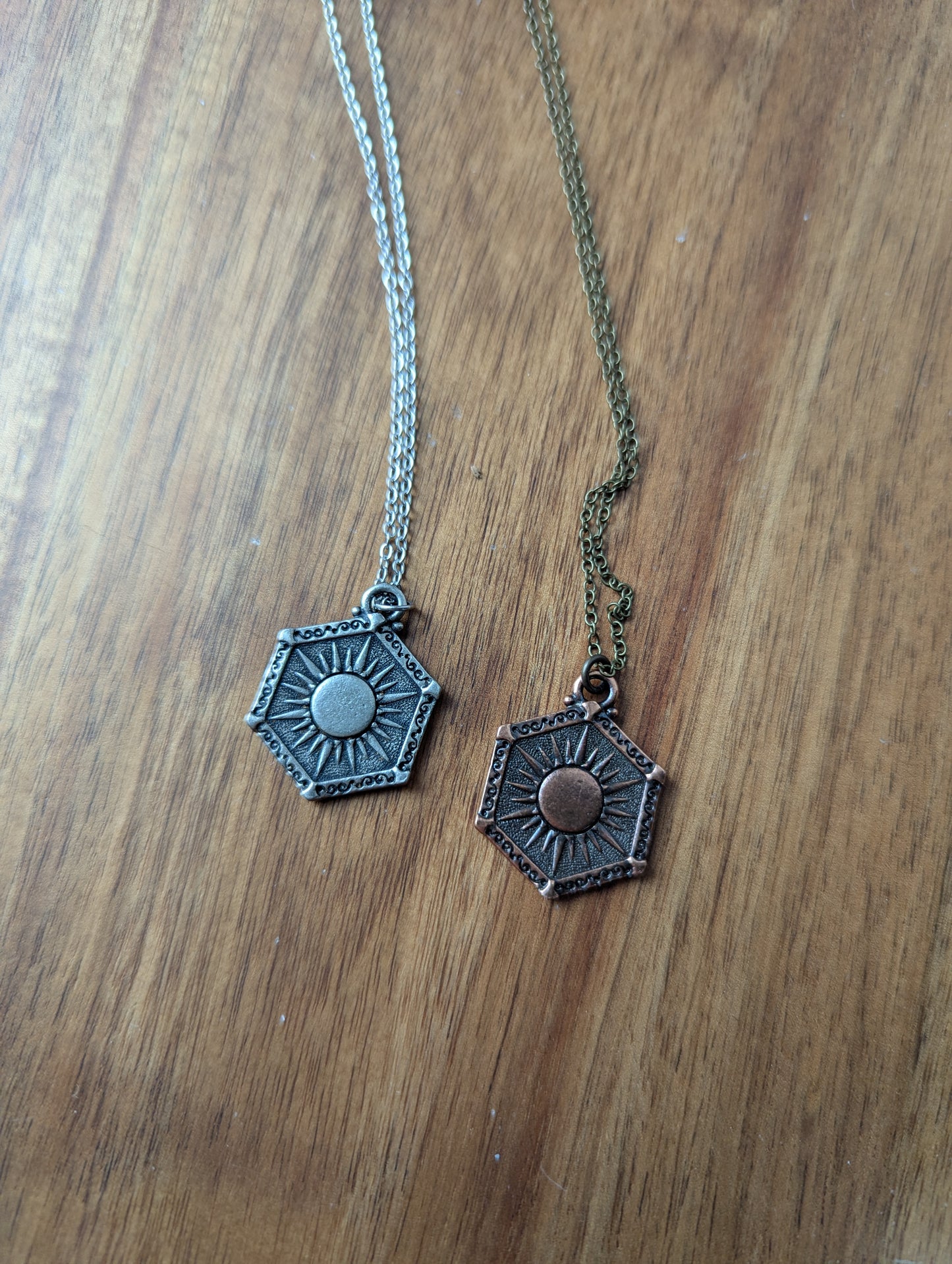 Collar de luna y sol de latón de doble cara