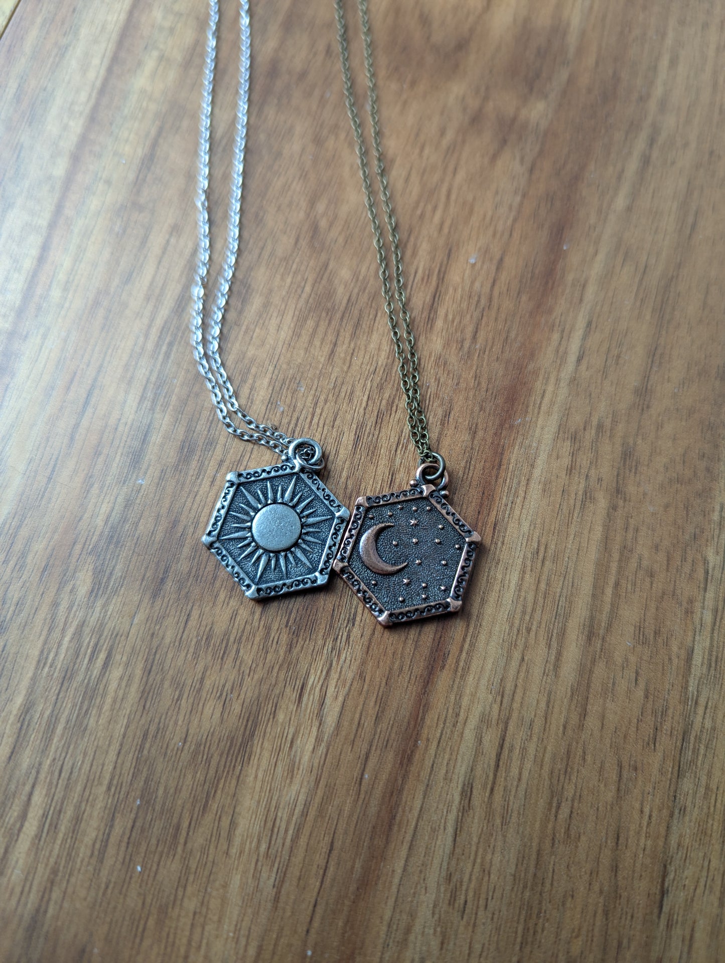 Collar de luna y sol de latón de doble cara