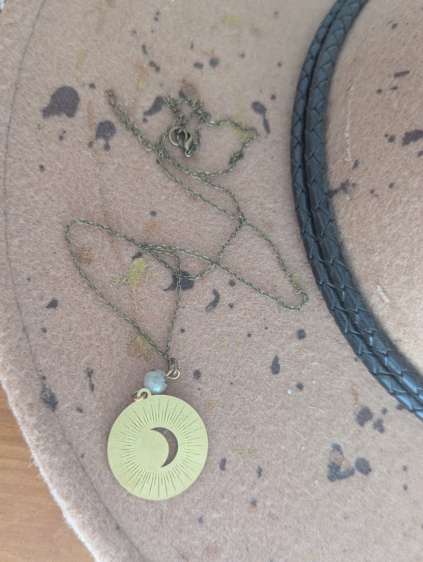 Talismán de latón de luna creciente