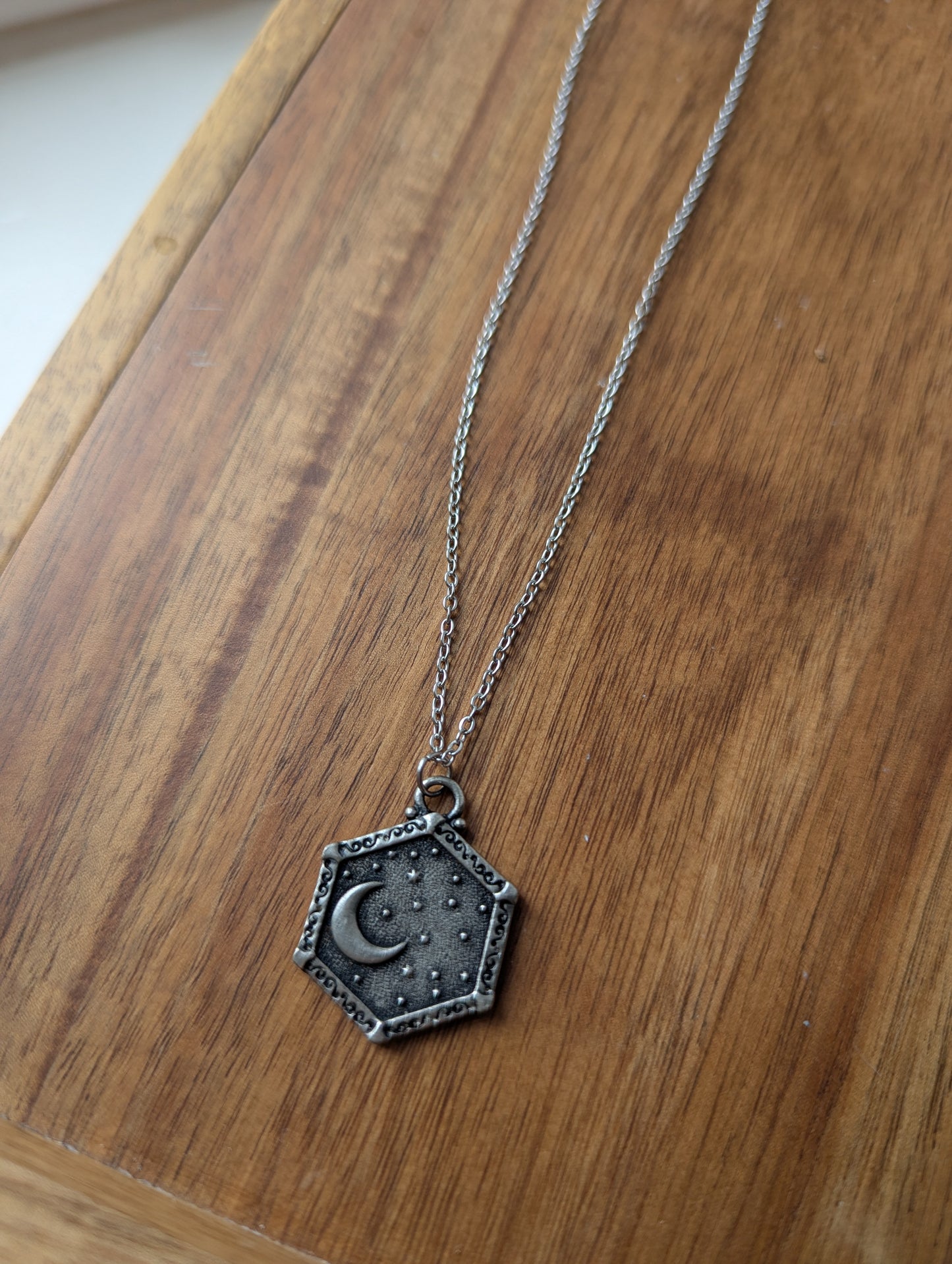Collar de luna y sol de latón de doble cara