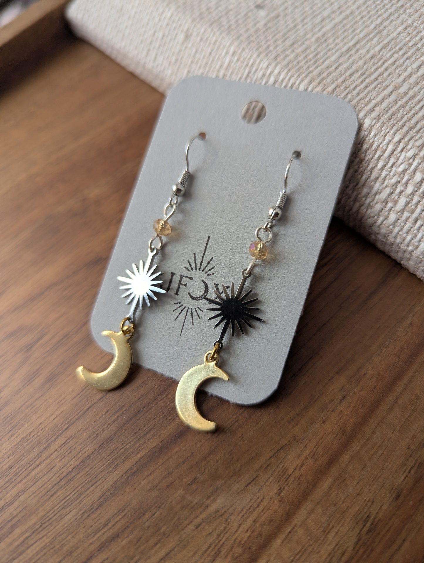 Pendientes de acero inoxidable de metal mixto con luna creciente y rayos de sol