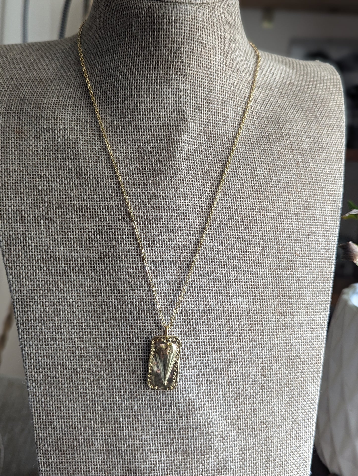 Collar de acero inoxidable con corazón de oro remendado