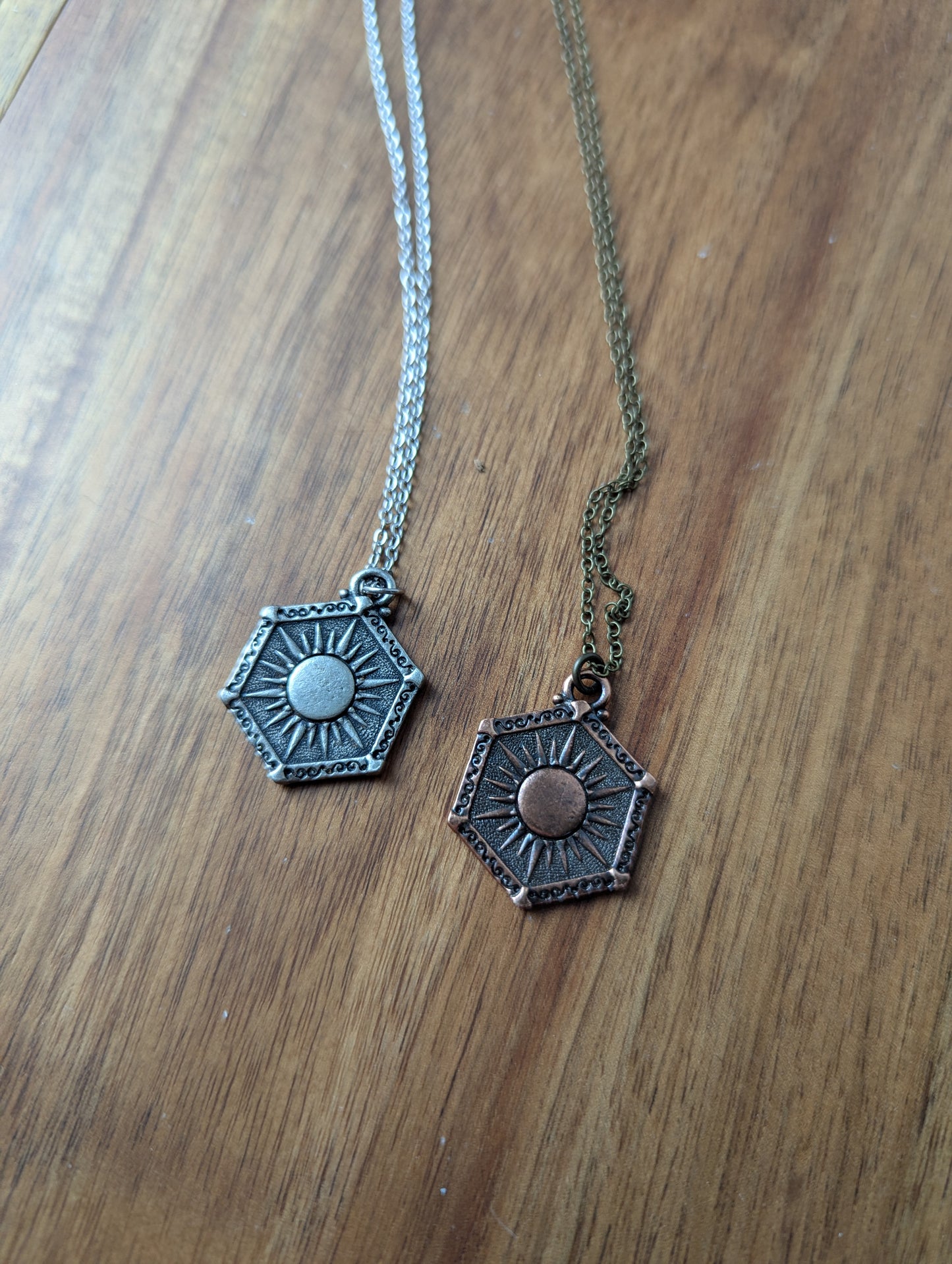 Collar de luna y sol de latón de doble cara