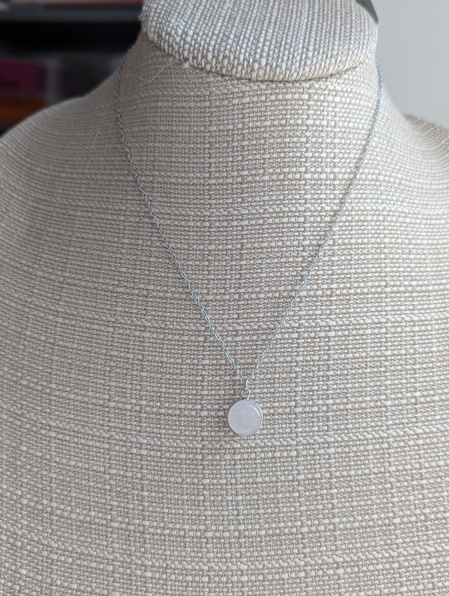 Collar redondo de cuarzo rosa en plata y acero inoxidable